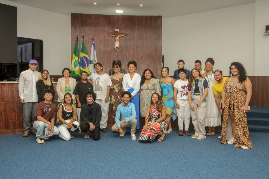 A entrega da Medalha Lauro Maia reuniu amigos e admiradores da artista. (Foto: Divulgação).