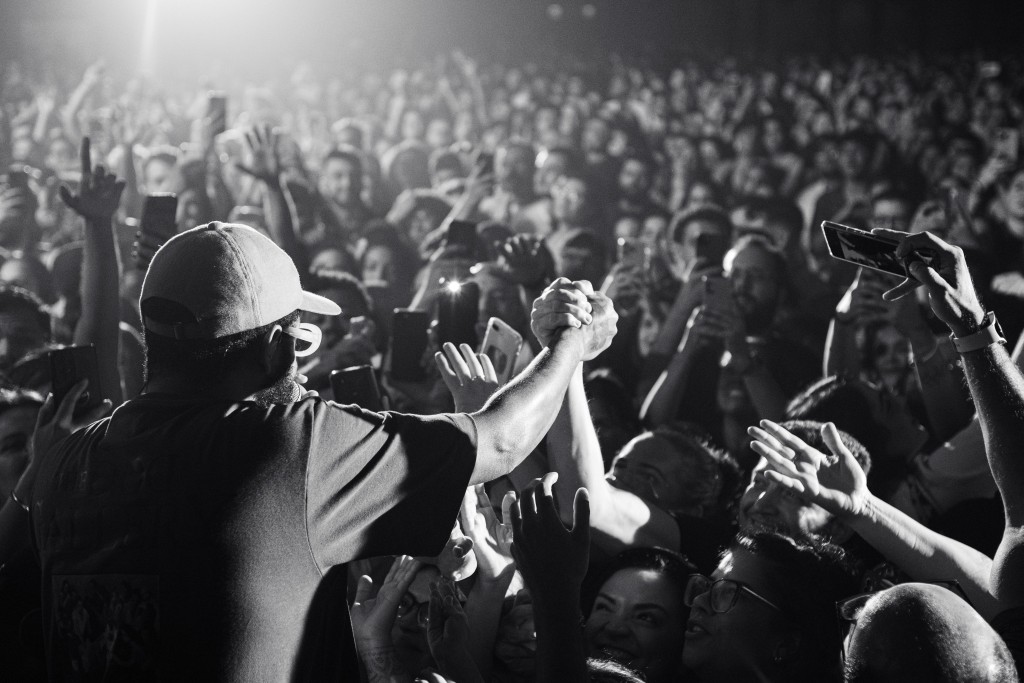 Emicida batia no peito várias vezes ao longo do show, em um gesto de profunda gratidão ao público (Foto: Julio Benedito @julioproduz)