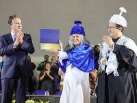 No dia 15 de novembro de 2024, a cantora Maria Bethânia recebeu o título de Doutora Honoris Causa na Concha Acústica da UFC (Foto: Viktor Braga/UFC Informa)