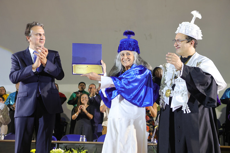 No dia 15 de novembro de 2024, a cantora Maria Bethânia recebeu o título de Doutora Honoris Causa na Concha Acústica da UFC (Foto: Viktor Braga/UFC Informa)