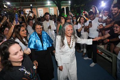 Maria Bethânia em seu cortejo enquanto Luiza Nobel cantava “Carcará” (Foto: Viktor Braga/UFC Informa)